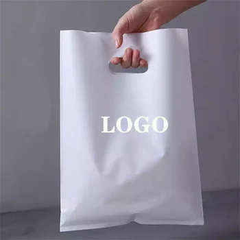 500 бр./лот, отпечатани по поръчка Лого, персонални безплатен дизайн, пластмасова торбичка за пазаруване с дръжка за дрехи