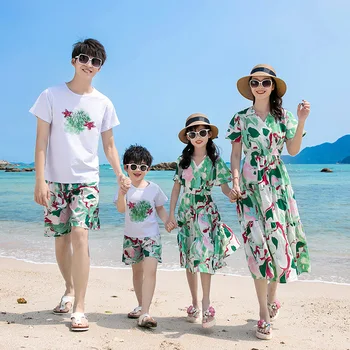 Лятна плажни дрехи за семейството, рокли с цветен модел за майки и дъщери, памучен тениска и шорти, за баща, за да е подходяща за двойки облекло за море